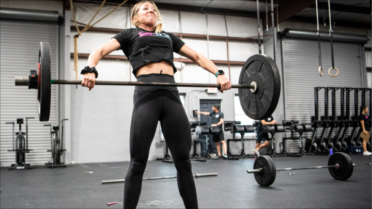 Woman doing squat snatch
